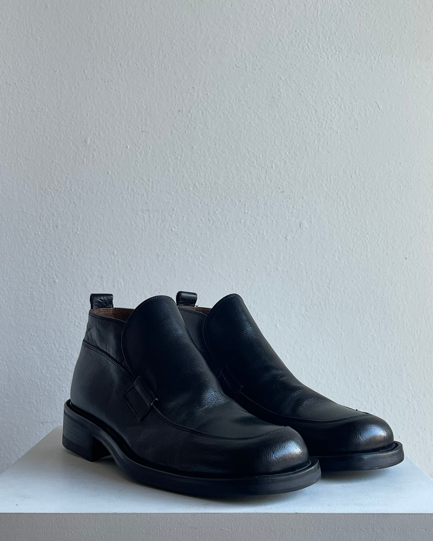 Black mocasso boots